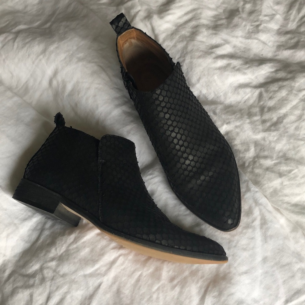 Black leather pointed booties